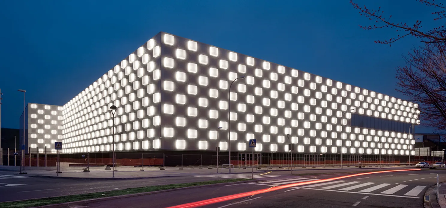 Edificio de Navarra Arena de noche